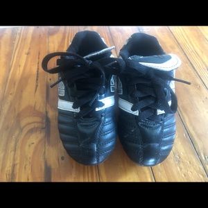 Soccer shoes